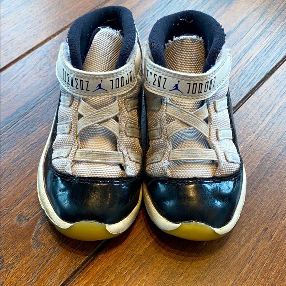 Air Jordan Retro  Kids Shoes Size 9.